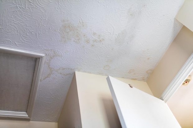 Stains on the ceiling after water leakage