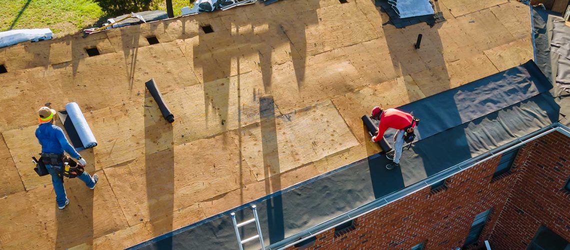 Remove old shingle roof construction worker on renovation